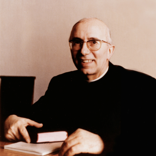 Don Carlo con breviario e sorriso 1